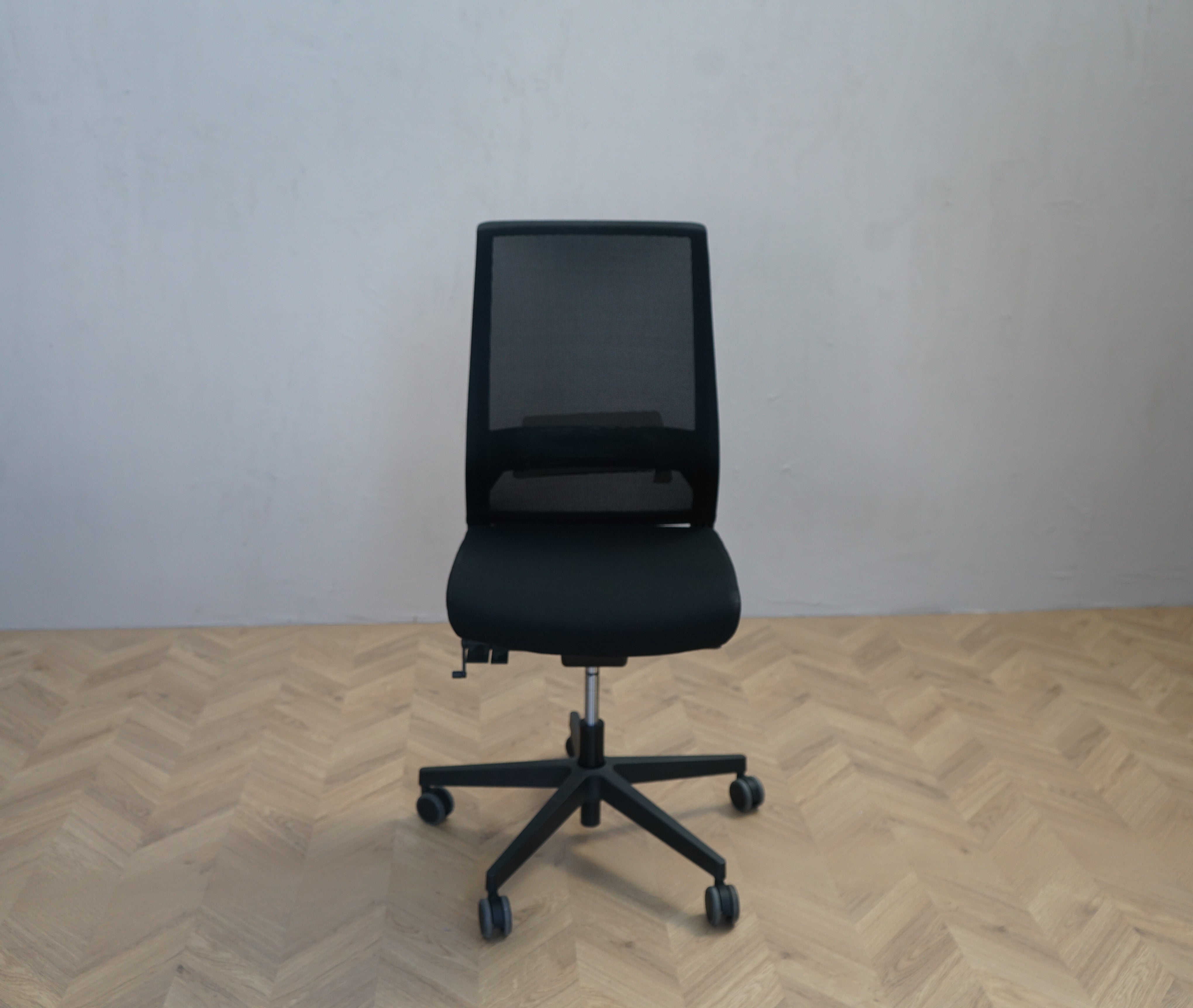 Lanab Logica kontorstol i sort uden armlæn set forfra med ergonomisk synkronfunktion